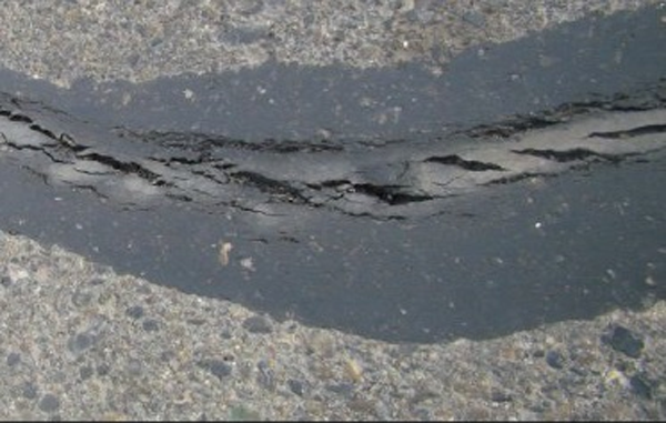 为什么秋季还要加强沥青路面裂缝处治？