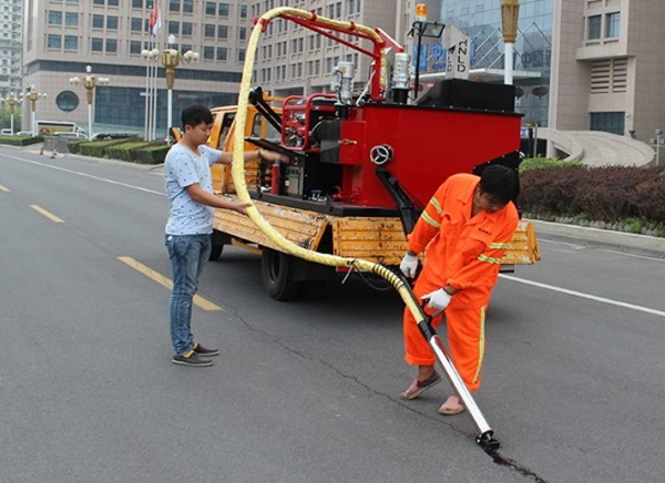 为什么秋季还要加强沥青路面裂缝处治？