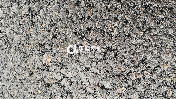 你铺筑的沥青路面碾压后表面泛红吗？